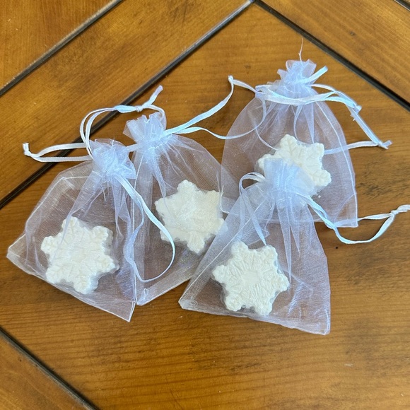 NEW four white snowflake soaps with net gift bag set of four - Picture 1 of 4
